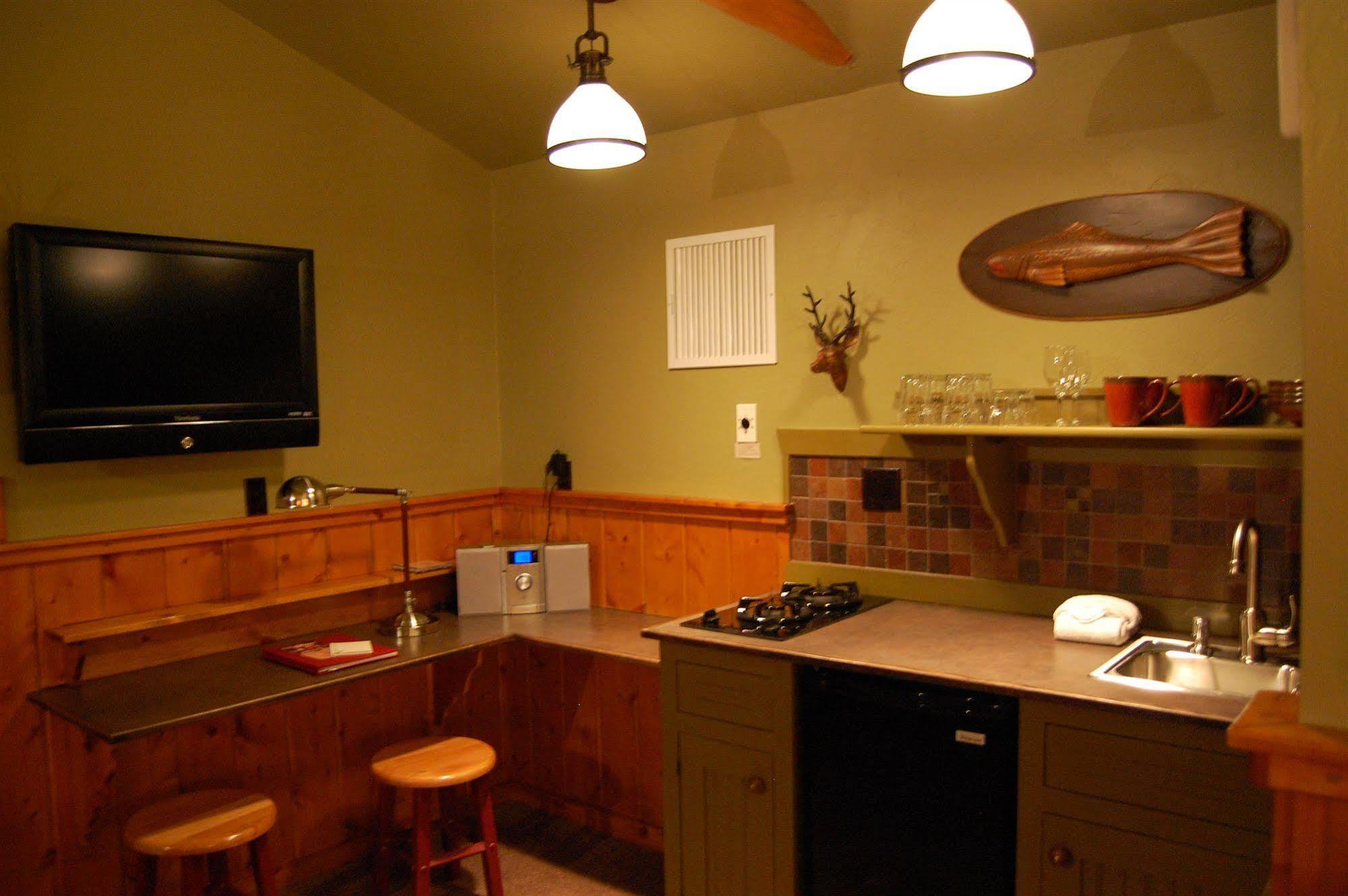 Highland Haven Creekside Inn Evergreen Bagian luar foto