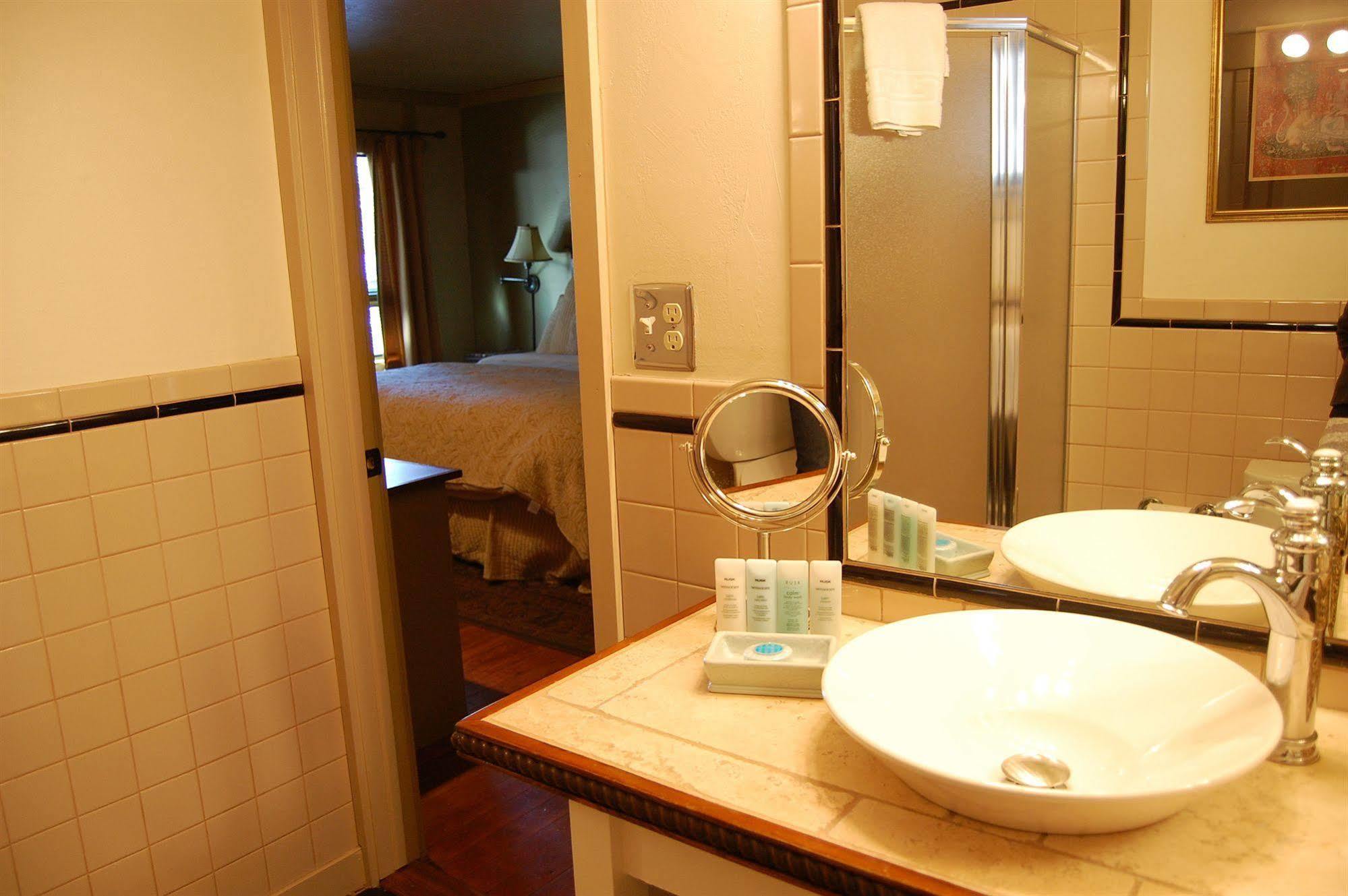 Highland Haven Creekside Inn Evergreen Bagian luar foto